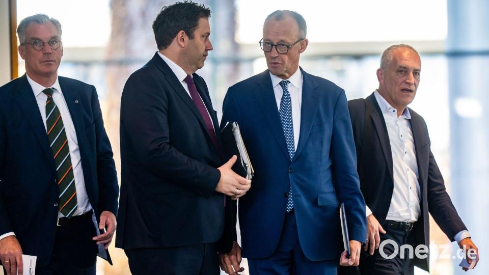 Kanzler und Vizekanzler an einer Seite. Bild: Michael Kappeler/dpa