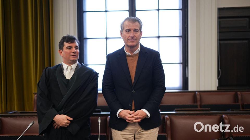 Der Vater, Stephan Hensel, wurde von seinem Anwalt Philip von der Meden begleitet. Bild: Marcus Brandt/dpa Pool/dpa