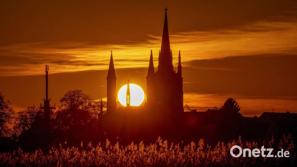 Hinter der Heilig-Geist-Kirche auf der Insel Werder geht die Sonne unter. Bild: Georg-Friedrich Moritz/dpa