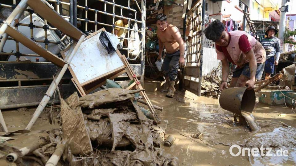 Betroffene sind dabei, sich durch den Schlamm zu arbeiten. Bild: Jacqueline Hernandez/AP/dpa