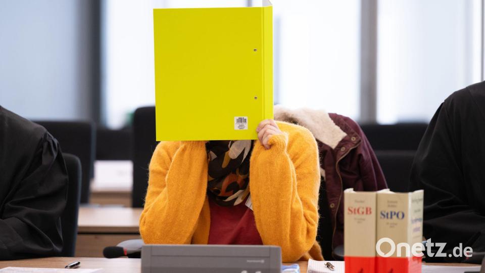 Susann E., mutmaßliche Helferin der Neonazi-Terrorzelle Nationalsozialistischer Untergrund, schweigt zu Beginn des Prozesses am Dresdner Oberlandesgericht. Bild: Sebastian Kahnert/dpa-Pool/dpa