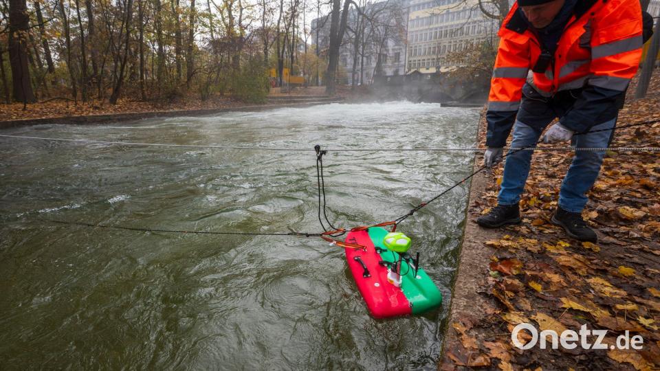 Am Eisbach in München laufen Messungen, nachdem sich die Surfwelle dort nicht mehr aufbaut. Bild: Peter Kneffel/dpa