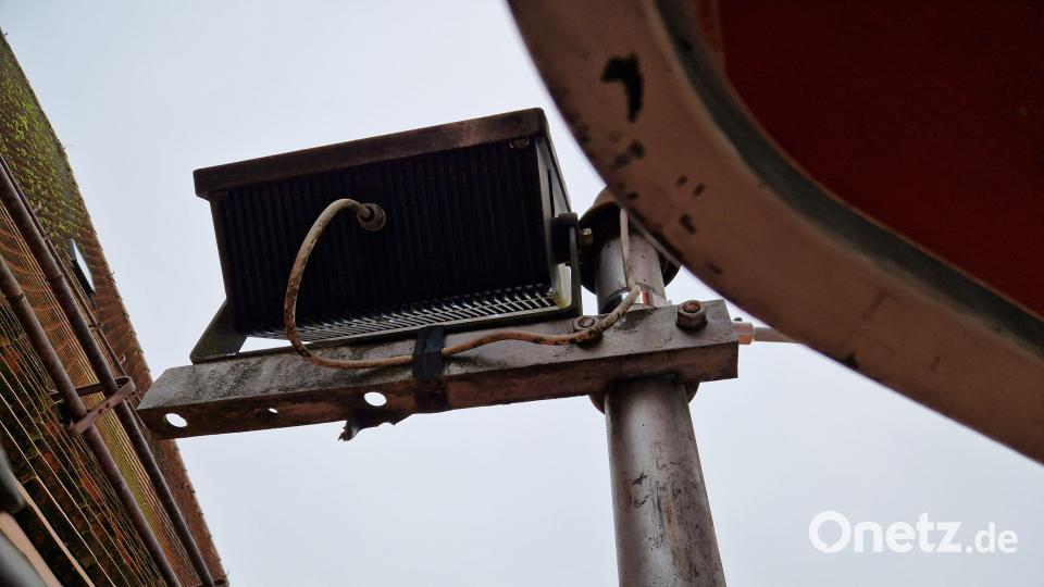 Der 250-Watt-Natriumdampfstrahler am nordseitigen Dach der Stadtpfarrkirche St. Marien war defekt. Mithilfe der Feuerwehr-Drehleiter konnten Bauhofmitarbeiter das Zündgerät im Strahler austauschen. Bild: Tobias Gräf