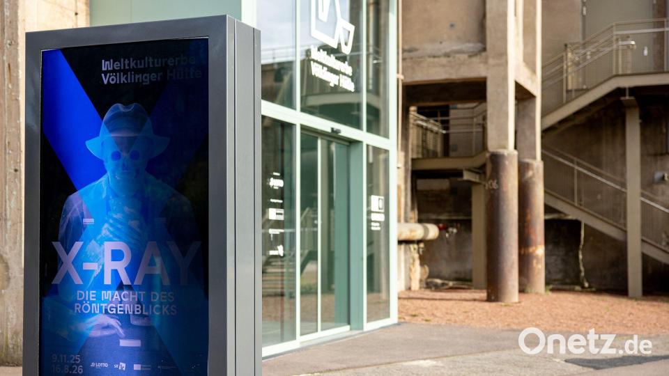 Ein Plakat wirbt für die Ausstellung in der Völklinger Hütte. Bild: Pinter Laszlo/dpa