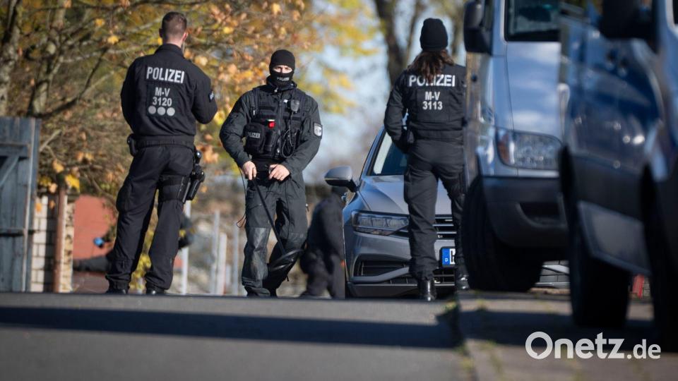 Erneut durchsuchte die Polizei Häuser. Bild: Philip Dulian/dpa