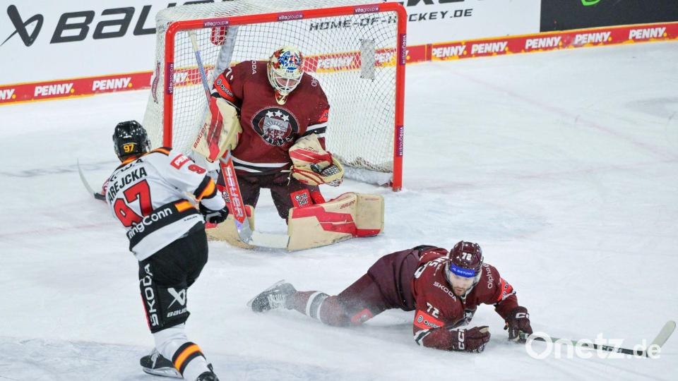 Das deutsche Eishockey-Nationalteam war zum Auftakt des Deutschland Cups gegen Lettland klar besser Bild: Peter Kneffel/dpa