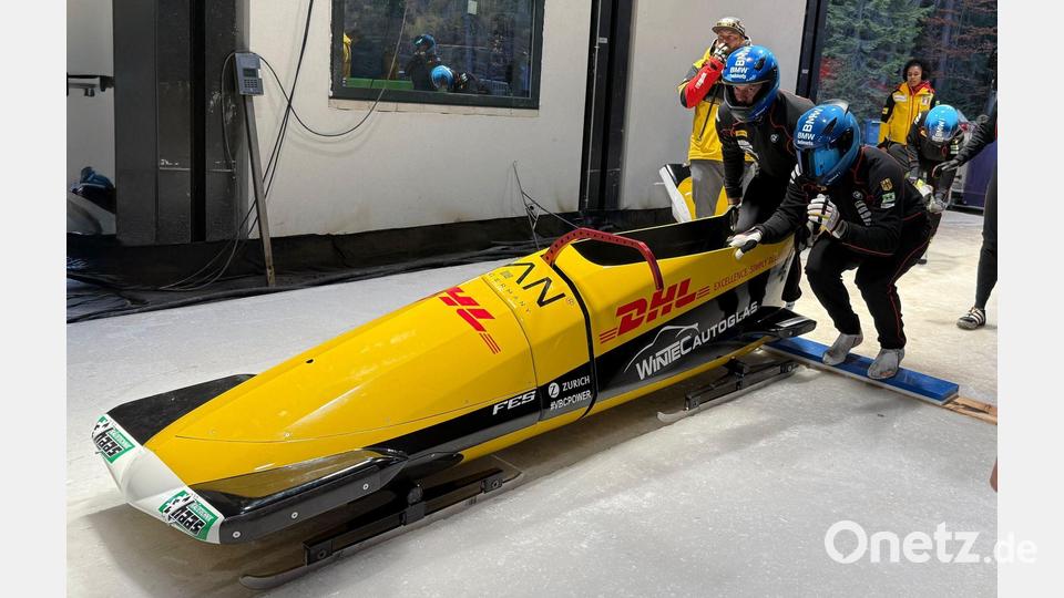 Pilot Johannes Lochner (r) startet im Zweierbob mit Anschieber Georg Fleischhauer auf der neuen Olympia-Bahn. Bild: Jasmin Isken/BSD/dpa