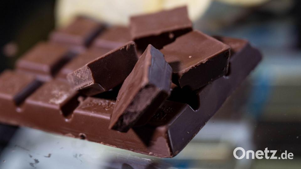Viele Menschen in Deutschland naschen gern Schokolade - nicht nur abends auf der Couch. (Archivbild) Bild: Hendrik Schmidt/dpa