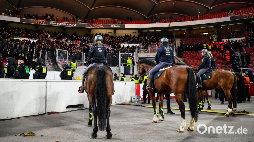 Mit Pferden war die Polizei im Stadion im Einsatz. Bild: Tom Weller/dpa