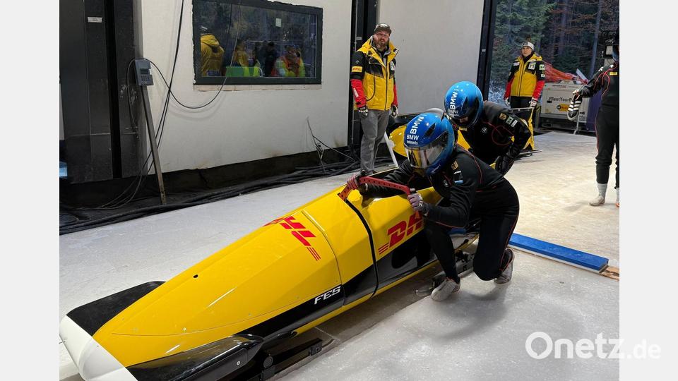 Peking-Olympiasiegerin Laura Nolte (vorne) startet ihren Zweierbob mit Anschieberin Deborah Levi (hinten) auf der neuen Olympia-Bahn. Bild: Jasmin Isken/BSD/dpa