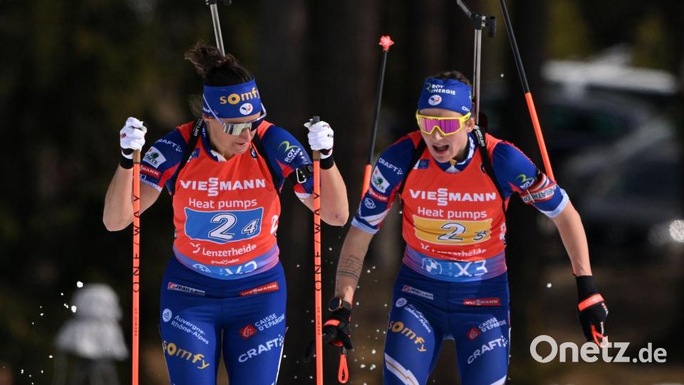 Julia Simon (l) darf nach dem Kreditkartenbetrug an ihrer Teamkollegin Justine Braisaz-Bouchet (r) bei Olympia teilnehmen. (Archivbild) Bild: Martin Schutt/dpa