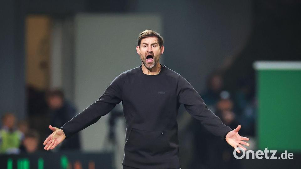 Fürths Trainer Thomas Kleine in Aktion am Spielfeldrand. Bild: Daniel Karmann/dpa