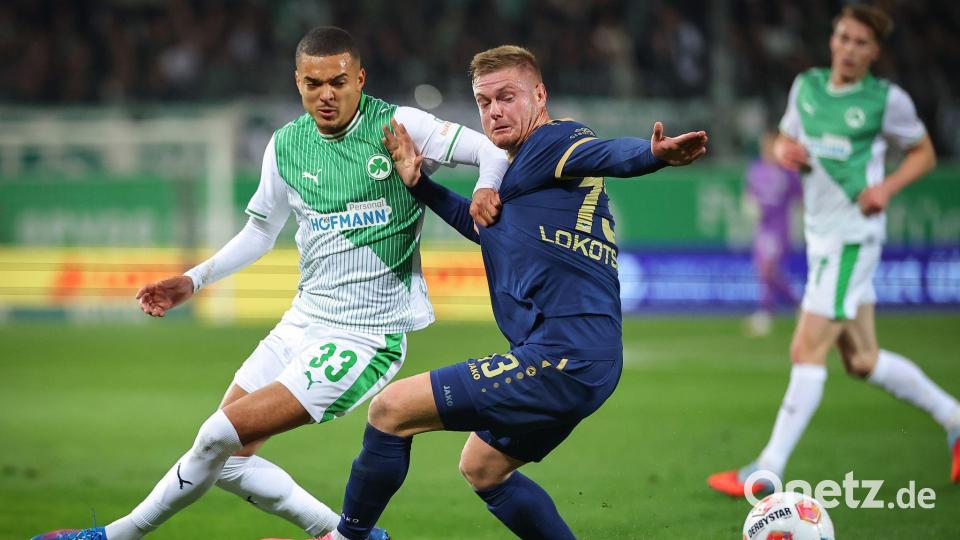 Fürths Maximilian Dietz (l) und Münsters Lars Lokotsch kämpfen um den Ball. Bild: Daniel Karmann/dpa