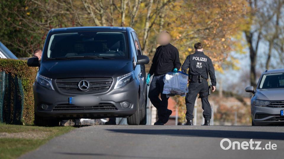 Ermittler trugen am Donnerstag unter anderem Sportschuhe aus einem durchsuchten Haus. Bild: Philip Dulian/dpa