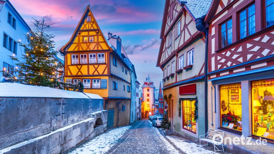 Verschneite Stadtkulisse in Rothenburg ob der Tauber. Bild: ecstk22/stock.adobe.com