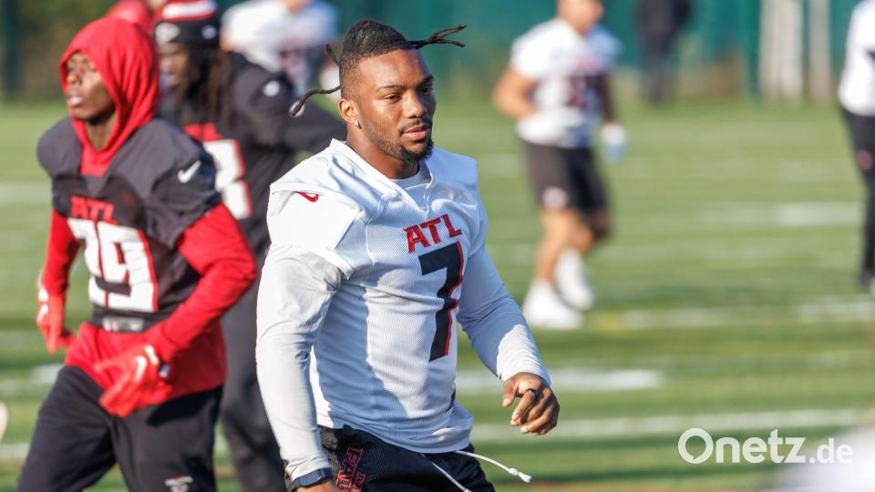 Vom Flieger aufs Feld: Bijan Robinson bereitet sich mit den Falcons auf das Berlin Game vor. Bild: Andreas Gora/dpa