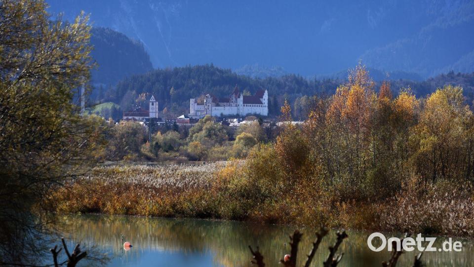 Innenminister Joachim Herrmann (CSU) zufolge ist „die malerische Lage zwischen den Ammergauer und Allgäuer Alpen sowie Weißensee, Hopfensee und Forggensee ideale Voraussetzung für ein naturnahes Heilbad“. Bild: Karl-Josef Hildenbrand/dpa