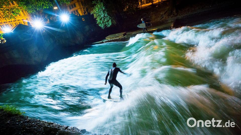 Bis vor Kurzem sah die Eisbachwelle noch so aus und begeisterte Surfer aus aller Welt. (Archivbild) Bild: Peter Kneffel/dpa