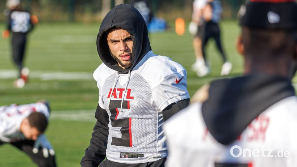 Warm eingepackt: Falcons-Wide-Receiver Drake London im Training. Bild: Andreas Gora/dpa