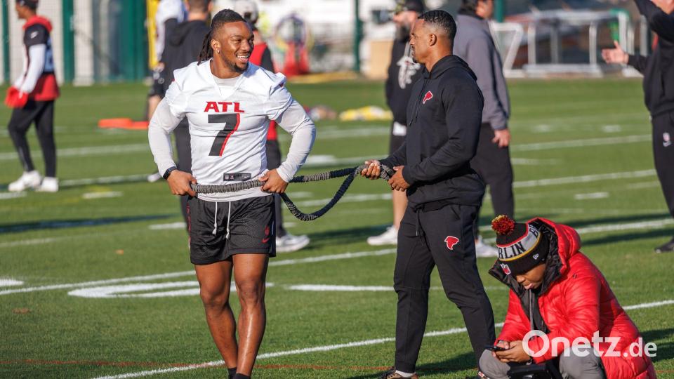 Touchdown-Flair in Berlin: Bijan Robinson trainiert mit den Atlanta Falcons. Bild: Andreas Gora/dpa