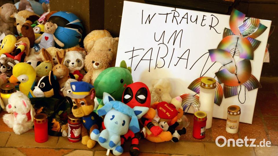 In der Marienkirche in Güstrow erinnern Plüschtiere und Grablichter an den getöteten Fabian. Bild: Bernd Wüstneck/dpa