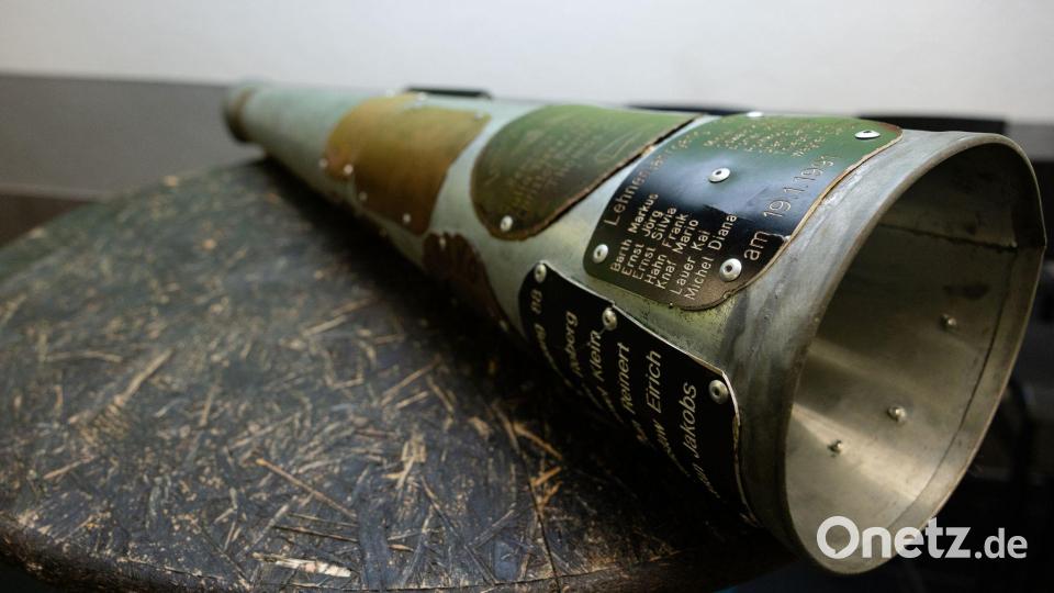 Beim Ausrufen hilft ein zweiter junger Erwachsener beim Halten. Bild: Pinter Laszlo/dpa