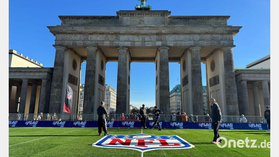 Am Brandenburger Tor ist ein Flag-Football-Field aufgebaut. Bild: Jordan Raza/dpa