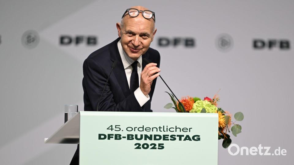 Bernd Neuendorf ist auf dem DFB-Bundestag für weitere vier Jahre im Amt des Präsidenten bestätigt worden. Bild: Arne Dedert/dpa