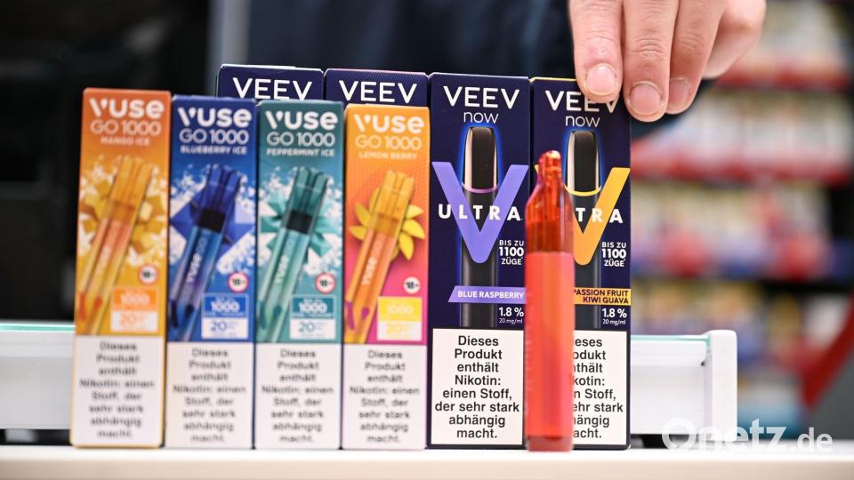 Sie sind bunt designt und haben Geschmacksrichtungen wie „Watermelon Ice“ oder „Classic Mint“: Einweg-E-Zigaretten von Philip Morris (Marke Veev) und British American Tobacco (Vuse). Bild: Wolf von Dewitz/dpa