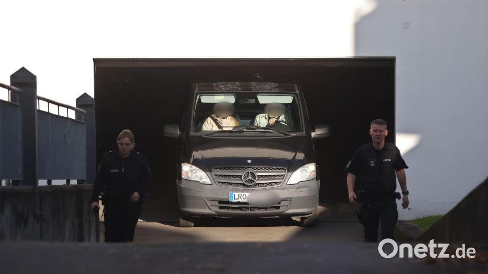 Im Amtsgericht Rostock wurde der Verdächtigen der Haftbefehl verlesen. Danach verließ ein Fahrzeug die Tiefgarage. Bild: Danny Gohlke/dpa