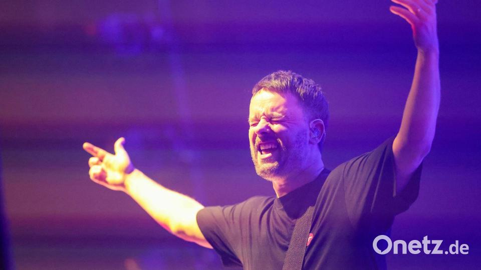 Gitarrist Kristoffer Hünecke beim Start der Arena-Tour von Revolverheld. Bild: Daniel Löb/dpa