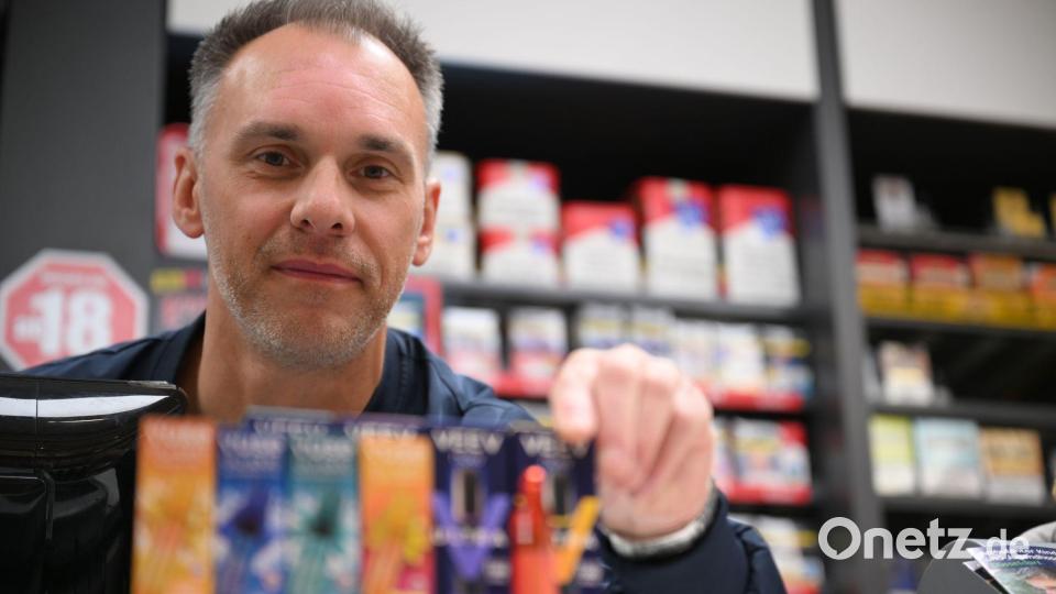 Er verkauft sowohl klassische Zigaretten als auch E-Zigaretten: der Düsseldorfer Tabakwaren-Geschäftsinhaber Sebastian Jähn. Bild: Wolf von Dewitz/dpa