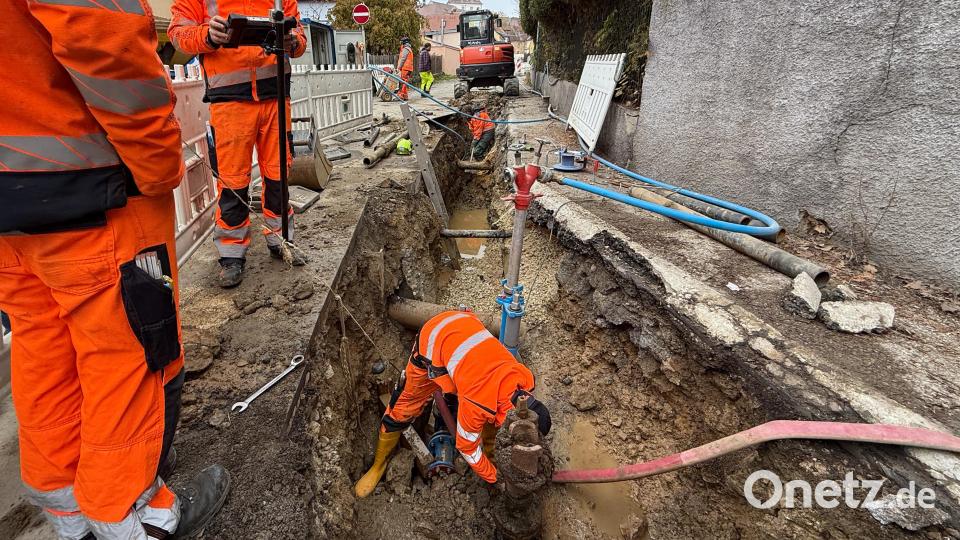 Schmutzige Angelegenheit: Stadtwerke-Mitarbeiter erneuern bis Mitte Dezember auf rund 120 Meter Länge die Wasserleitung in der Brauhausgasse. Bild: Petra Hartl