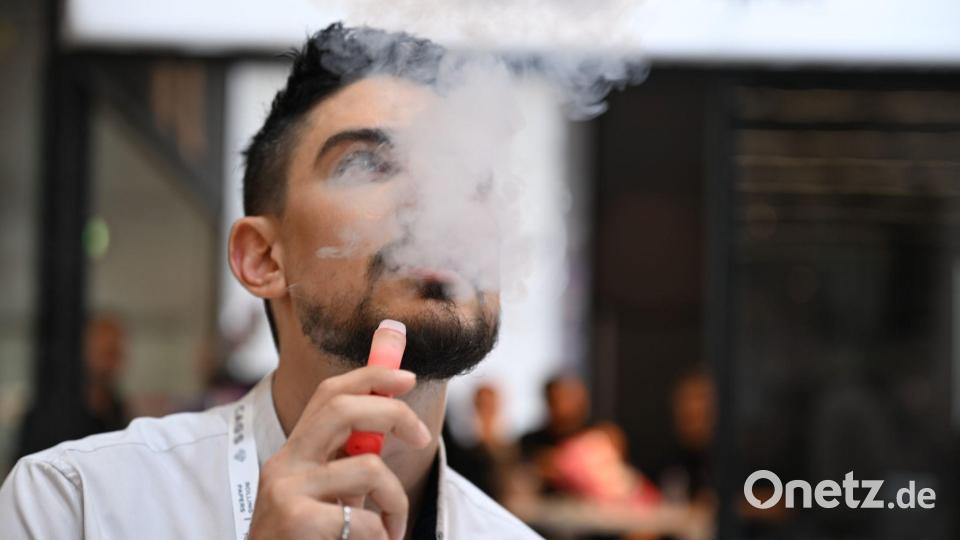 Bei der diesjährigen Branchenmesse Intertabac in Dortmund war der Trend hin zu E-Zigaretten zu sehen: Viele Stände bewarben die Vapes, ob als Einweg- oder Mehrweg-Produkt. Bild: Wolf von Dewitz/dpa