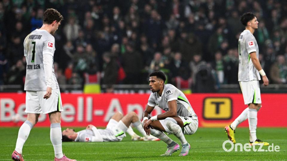 Von späten Gegentoren geschockt: Wolfsburg verliert auch in Bremen - auch den Trainer. Bild: Carmen Jaspersen/dpa