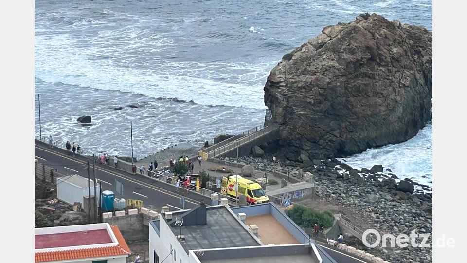 Die bei Urlaubern beliebten Kanarischen Inseln vor der Westküste Nordafrikas werden im Herbst und Winter oft von sehr hohen Wellen getroffen, die durch Stürme weit draußen im Atlantik entstehen. Für Menschen, die sich an Hafenmauern oder auf Uferpromenaden aufhalten, kann das verheerende Folgen haben. Bild: 112 Canarias/dpa