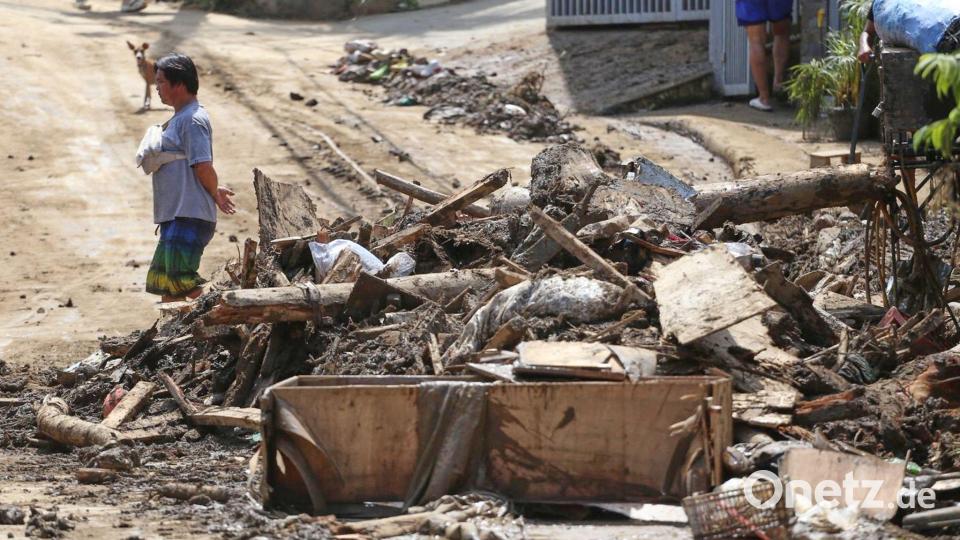 Trümmer entlang einer Straße auf den Philippinen. Bild: Jacqueline Hernandez/AP/dpa
