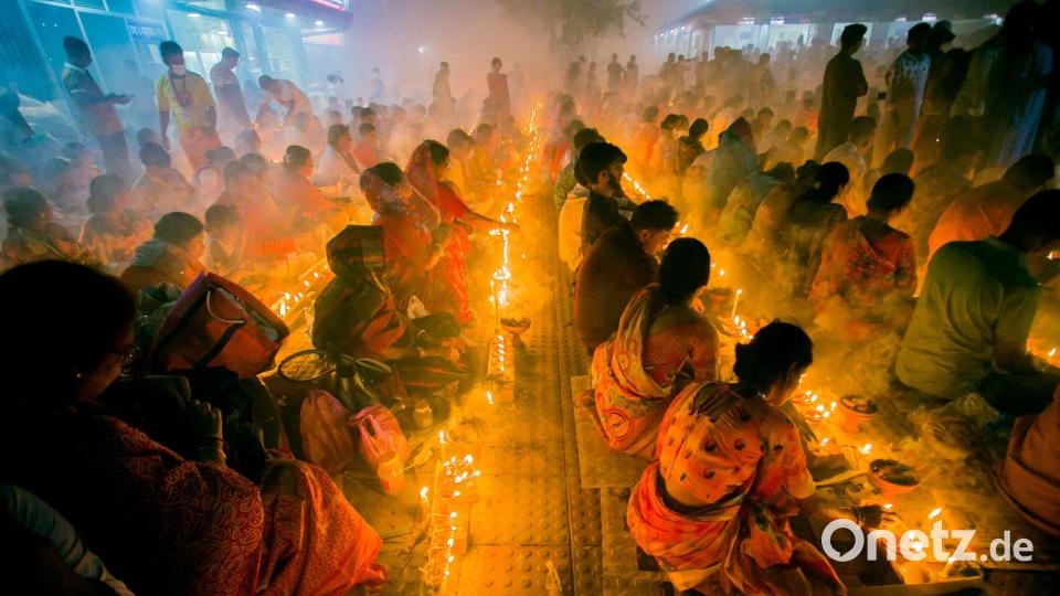Bangladeschische Hindu-Anhänger sitzen bei Kerzenlicht und beten zu Gott im Shri Shri Lokanath Brahmachari Ashram Tempel in Narayanganj während des religiösen Festes Kartik Brati. Bild: Rayhan Ahmed/ZUMA Press Wire/dpa