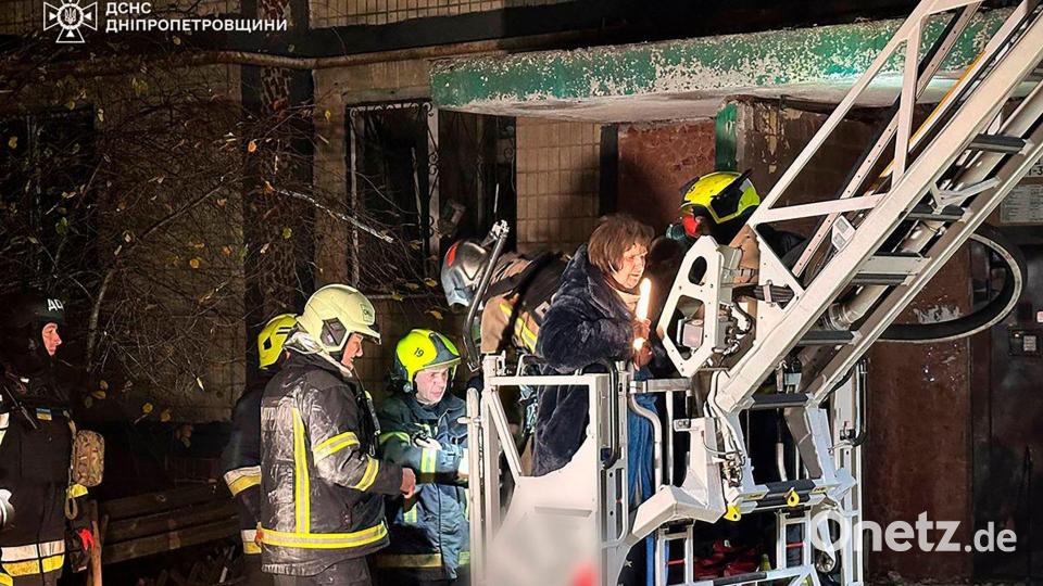 Bei dem Drohneneinschlag in einem mehrstöckigen Wohnhaus in Dnipro verloren zahlreiche Menschen ihre Wohnungen. Bild: Uncredited/Ukrainian Emergency Service/AP/dpa