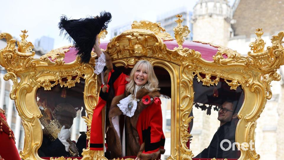 Dame Susan Langley, die 697. Lord Mayor of the City of London und first Lady Mayor of the City of London, winkt aus der goldenen Staatskutsche während der Lord Mayor's Show. Bild: David Parry/PA Wire/dpa