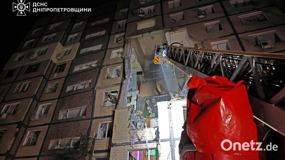 Bei dem Drohneneinschlag in einem mehrstöckigen Wohnhaus in Dnipro gab es Tote und Verletzte. Bild: Uncredited/Ukrainian Emergency Service/AP/dpa