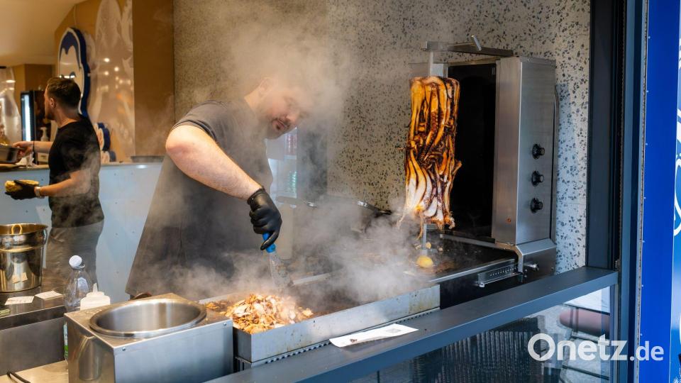 Wie ein herkömmlicher Döner wird der Calamari-Kebab am Spieß mariniert. Bild: Philipp von Ditfurth/dpa