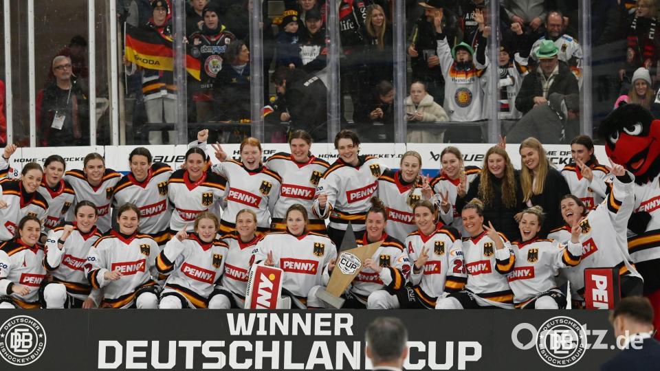 Das Frauen-Nationalteam feiert erneut den Sieg beim Deutschland Cup Bild: Markus Lenhardt/dpa