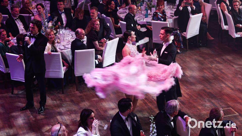 Professionelle Tänzer tanzen einen Wiener Walzer auf dem 43. Deutschen Sportpresseball in der Alten Oper in Frankfurt. Bild: Hannes P. Albert/dpa