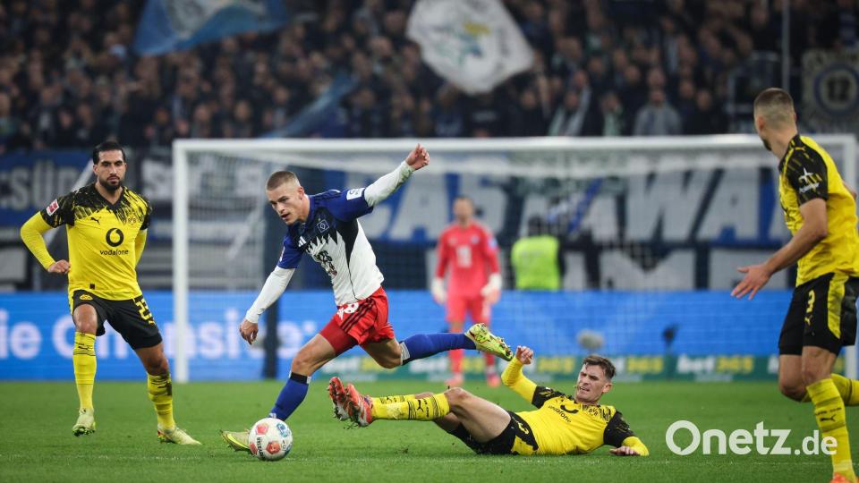 Hamburgs Miro Muheim gewinnt den Zweikampf gegen den Dortmunder Pascal Groß. Bild: Christian Charisius/dpa