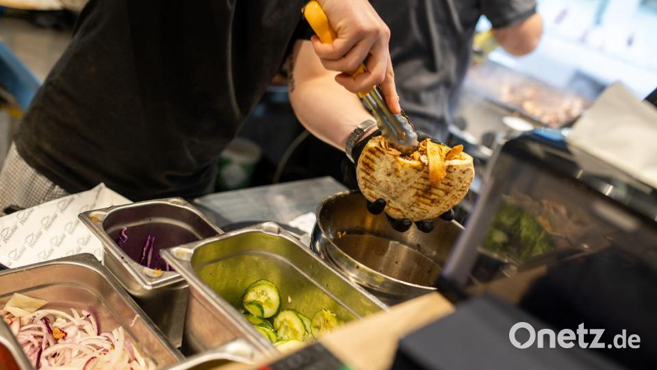 Gründer Paul Nicolau nennt seine Kreation „frischer, gesünder und trotzdem nicht völlig fremd“. Bild: Philipp von Ditfurth/dpa