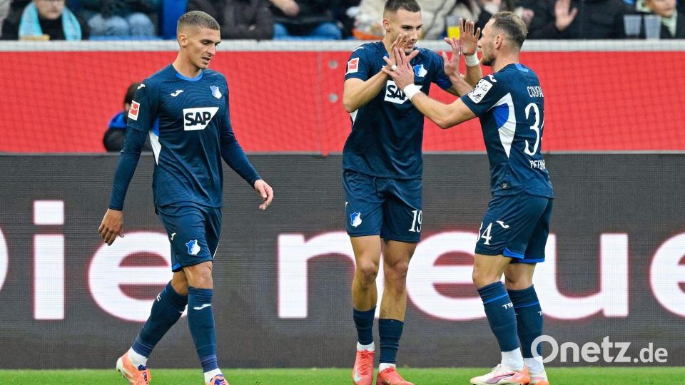 Tim Lemperle lässt sich zur 2:1-Führung für Hoffenheim gratulieren. Bild: Uwe Anspach/dpa