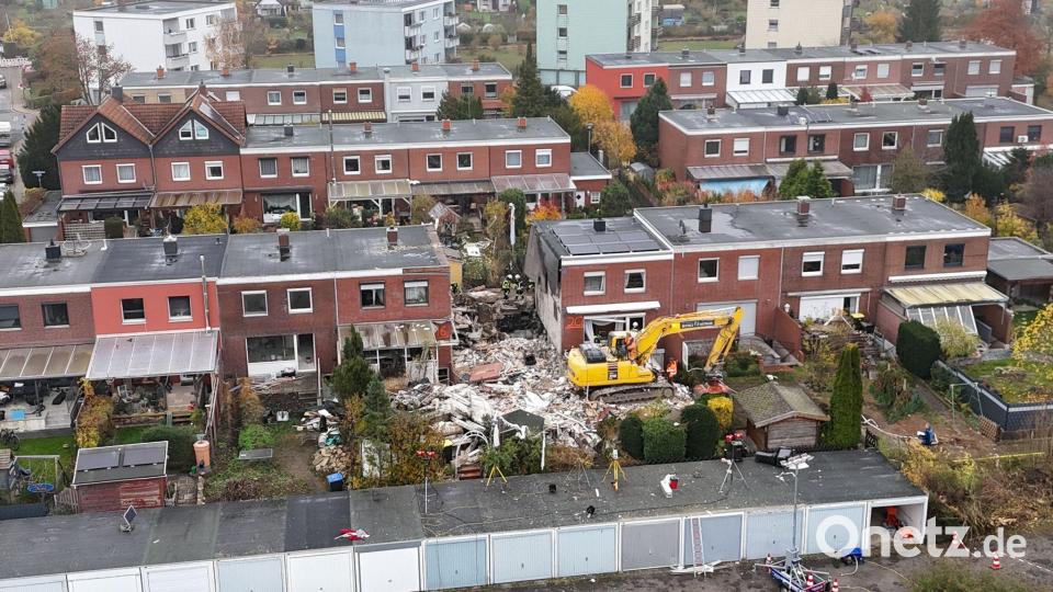 Nach der Suche nach einem 83 Jahre alten Bewohner bleibt von dem Reihenhaus nicht mehr viel übrig. Bild: Benjamin Müller/dpa