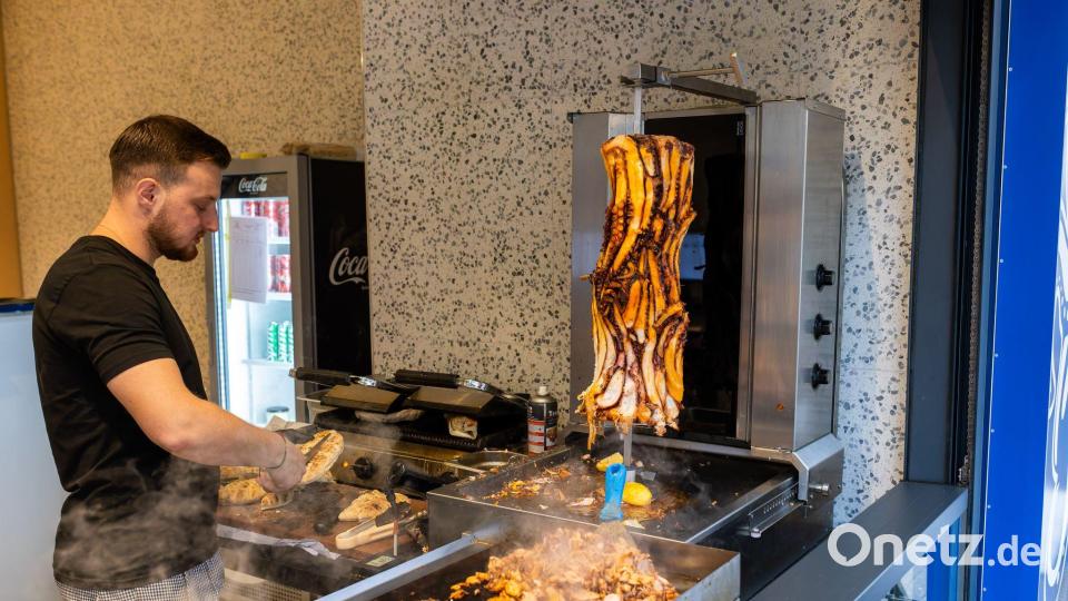 300 bis 400 Döner gehen pro Tag über den Tresen. Bild: Philipp von Ditfurth/dpa