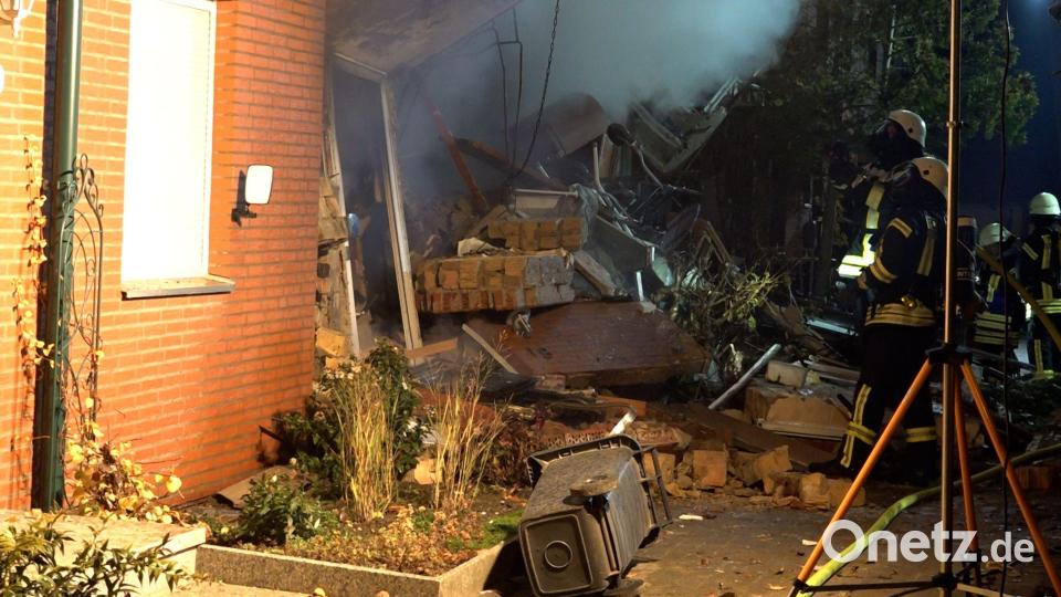 Die Suche nach einem 83-Jährigen in den Trümmern eines Reihenhauses geht weiter. Bild: Benjamin Müller/dpa